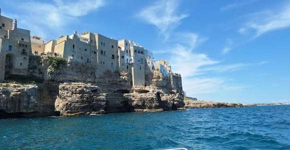 De kust en de grotten van Polignano: boottochten, drankjes, zwemmen, muziek en plezier