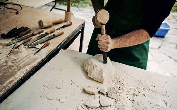Workshop tufsteen beeldhouwen in Matera met een ambachtsman