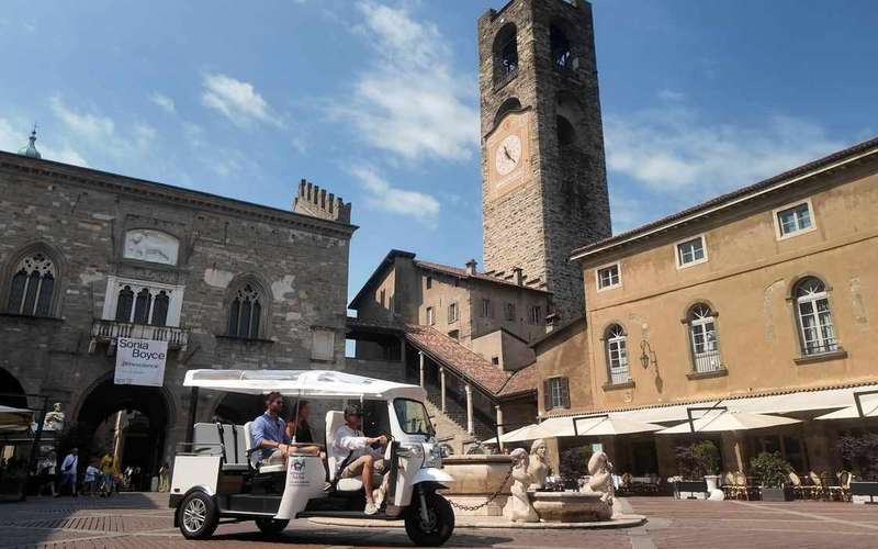 Bergamo-tur i Città Alta och de venetianska murarna i en bekväm privat tuk-tuk