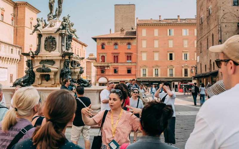 Bologna gyalogos városnézés a toronyból nyíló kilátással és az Archiginnasióval