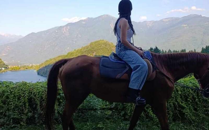 Lake Iseo: Guided Horseback Riding at Lake Moro with Food Tasting