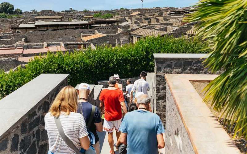 Pompeii and Vesuvius Day Trip with Pizza Lunch