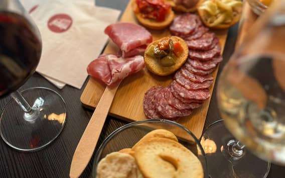 Cata de vinos de Apulia en una vinoteca de Ostuni