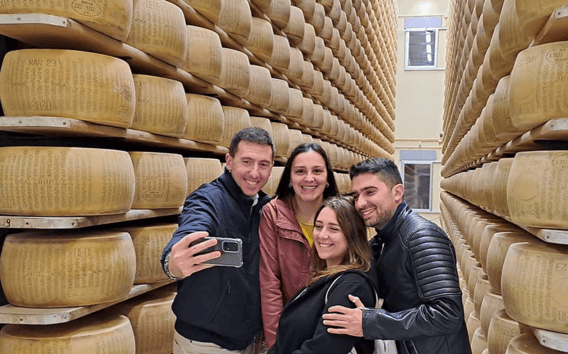 Degustazione di Parmigiano Reggiano vicino a Parma con vino