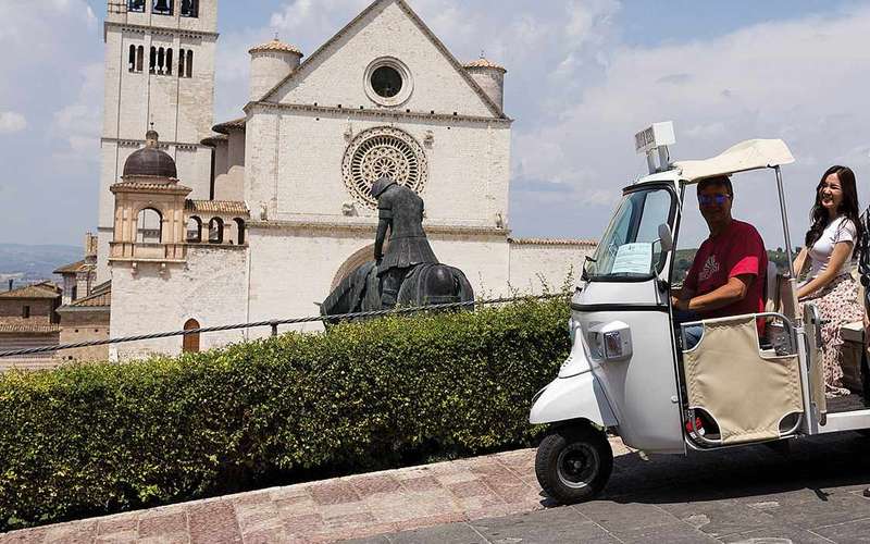 Privát Szent Ferenc tuk-tuk-túra helyi sofőrrel Assisiben