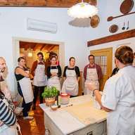 Lucca: Clase de pasta y tiramisú en casa de un lugareño