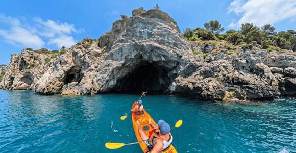 Amalfikust: Kajak & snorkeltour naar grotten, verborgen strand