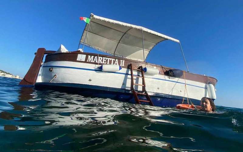 Torre Vado: Guided Boat Tour to the Caves with Swimming Stops and Aperitif
