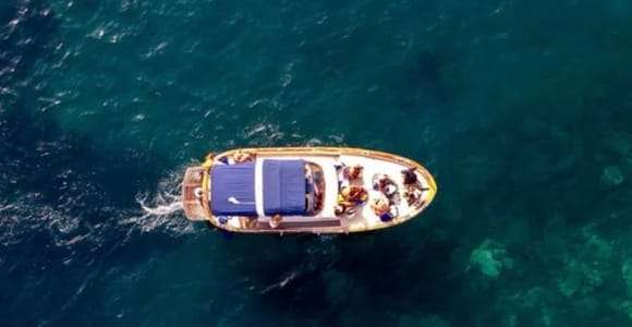 Castro: passeio de barco por grutas e águas cristalinas
