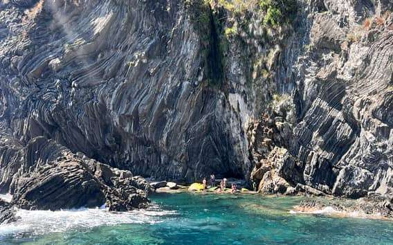 Båttur från Vernazza med snorkling, grottor och vattenfall