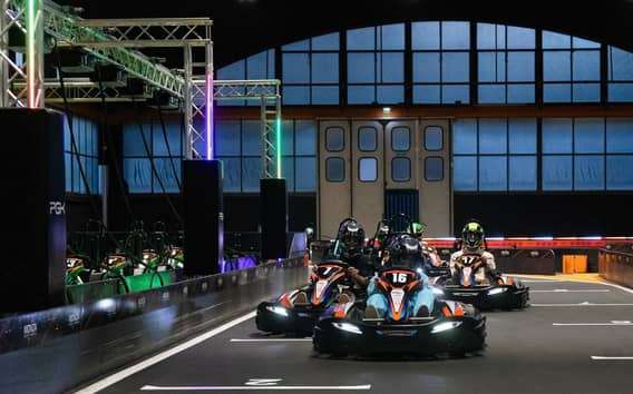 Elektrické motokáry v Monze: závod na 15 kol v hale