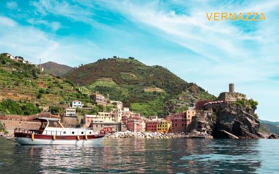 Passeio de barco em Cinque Terre com almoço no barco vintage