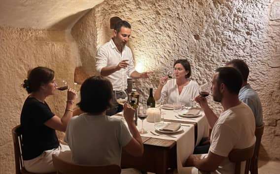 Wijnproeverij in Matera met kazen en vleeswaren