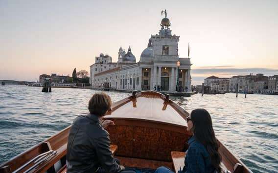 Tour privado y romántico de Venecia en barco histórico