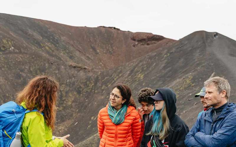 Etna-kirándulás Catániából: lávabarlang és borkóstoló