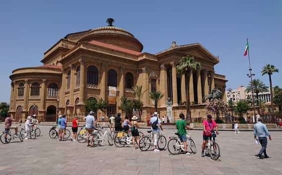 Palermo: passeio guiado de bicicleta pelo centro histórico com degustação de comida