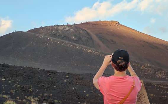 Taormina : Excursion au coucher du soleil sur l'Etna avec visite de la grotte et dégustation