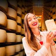 Parmigiano Reggiano-gyárlátogatás Parmában borkóstolóval
