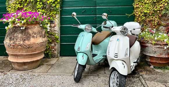 Explore as colinas de Lucca em uma Vespa 125 Primavera