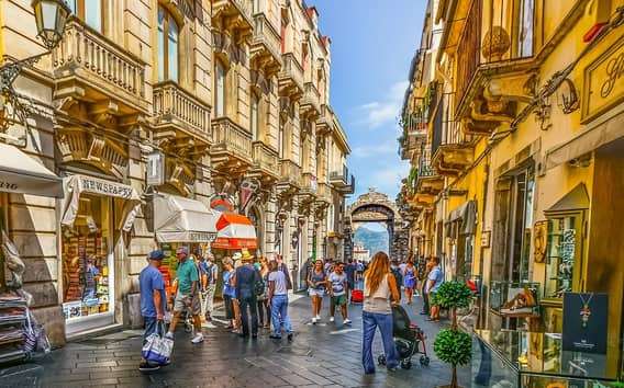 Dagtour van Messina naar vulkaan Etna, wijnmakerij en Taormina
