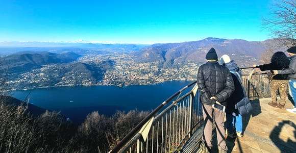 Lago di Como: tour in barca di Natale e biglietto per la funicolare di Brunate