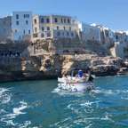 Monopoli: tour en barco guiado de 2,5 horas a las cuevas dePolignano a Mare