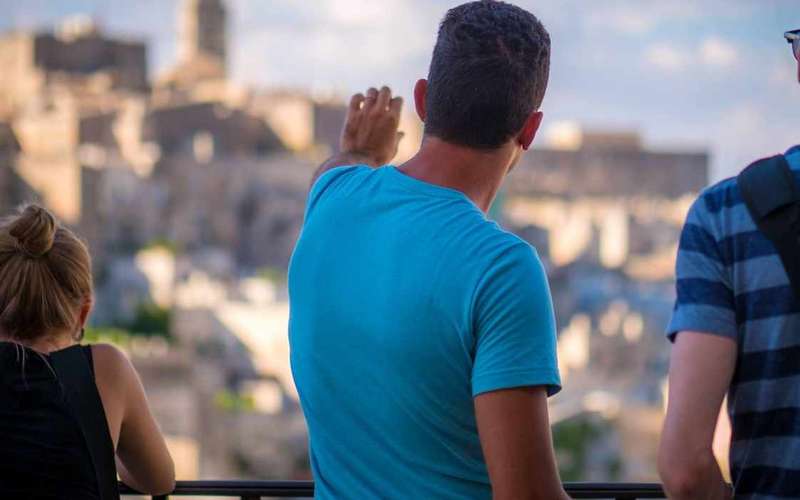 Matera Sassi gyalogos túra kiscsoportban, templommal