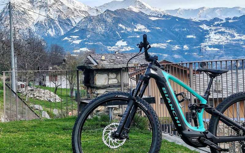 Teljes felfüggesztésű elektromos kerékpár napi bérlése az Aosta-völgyben