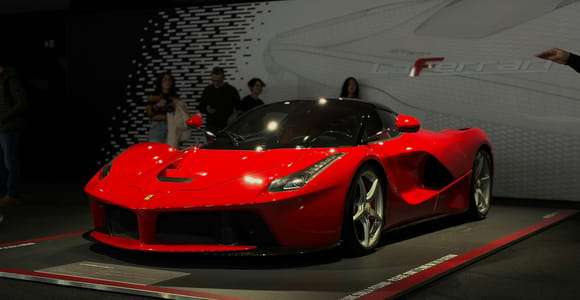 Maranello och Modena med Ferrari & Pavarotti: Museipass och F1-simulator