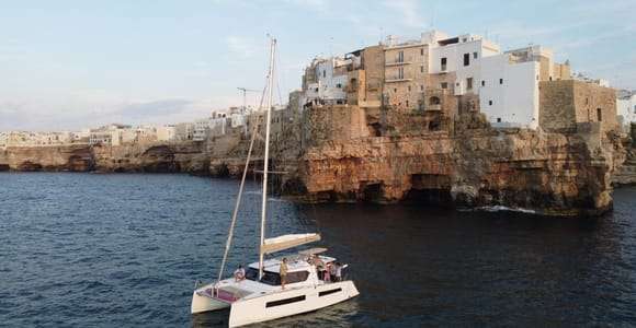 Polignano a Mare: Wycieczka katamaranem z aperitifem i lokalnym jedzeniem