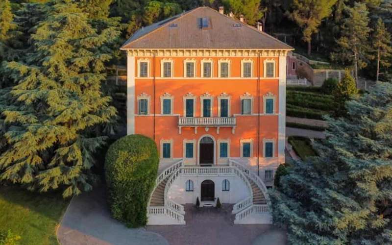 Predappio-i villalátogatás borkóstolóval és pincékkel