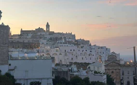 Tour en tuk tuk privado por Ostuni con aperitivo