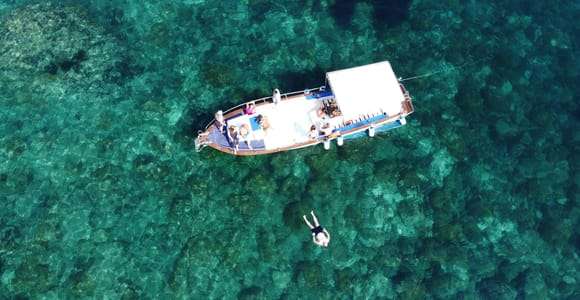 Taormina: Passeio de barco pela costa com aperitivo e snorkeling