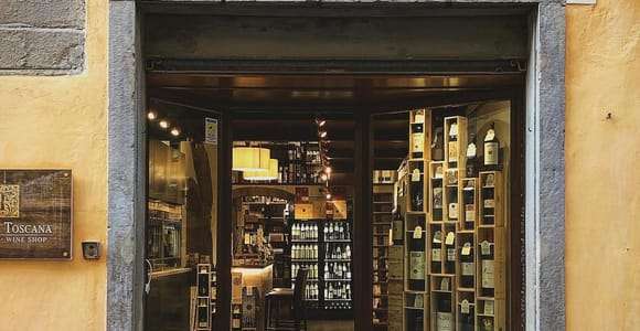 Cortona: Weinprobe mit toskanischen Spezialitäten in einer lokalen Weinhandlung