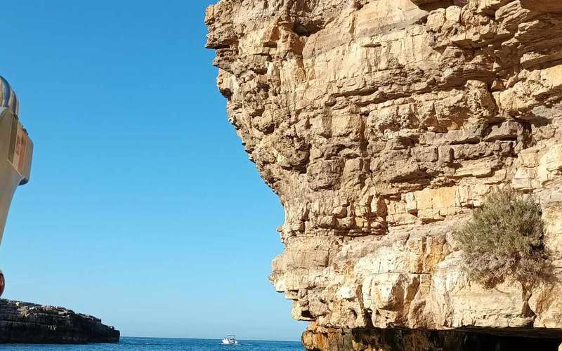Polignano a Mare: hajóút a barlangokhoz aperitiffel