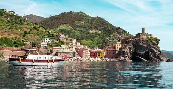 Von La Spezia aus: Cinque Terre Bootstour mit Mittagessen und Wein