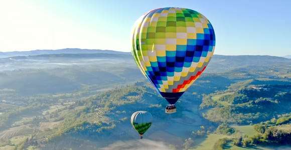 Siena: Vuelo en Globo sobre la Toscana con una Copa de Vino