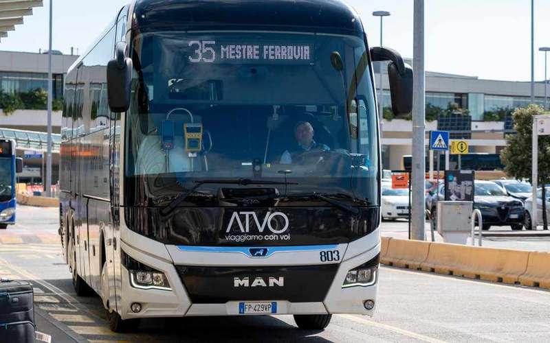 Expressz busz a Marco Polo repülőtér és a mestrei vasútállomás között
