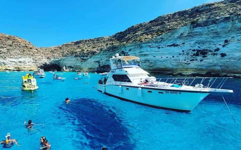 Taormina: Boat Tour with Aperitif on Isola Bella