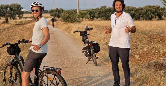 Recorrido en e-bici por Ostuni. Los olivos y un molino de aceite local