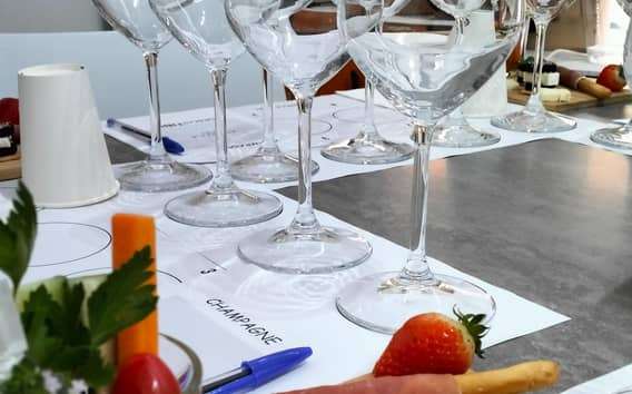 Wijnproeverij in Peschiera del Garda: drie wijnen, Enoteca Tibi