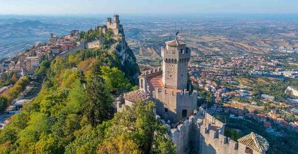 Saint-Marin en groupe semi-privé : visite guidée avec Pass 7 musées et tours