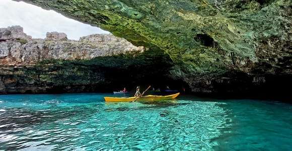 Leuca: Guided tour by kayak to the western sea caves