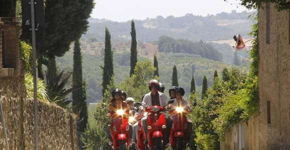 Florencia/Badanza: Excursión en Vespa en Grupo por la Toscana con Cata de Vinos