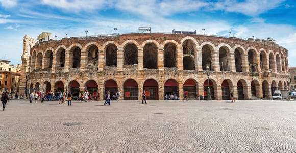 Verona: Geführter Rundgang in kleiner Gruppe mit Arena Tickets