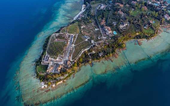 Giro in barca a Sirmione: la penisola vista dal lago