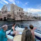 Polignano: Crociera guidata della costa e delle grotte con pausa bagno