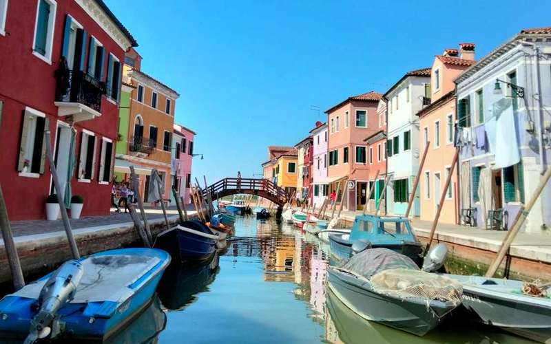 Velence: Murano és Burano privát hajótúra szállodai felvétellel