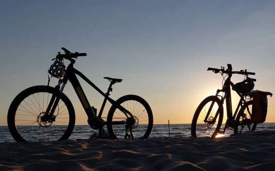 Pisa: Tour autoguiado al mar en E-Bike