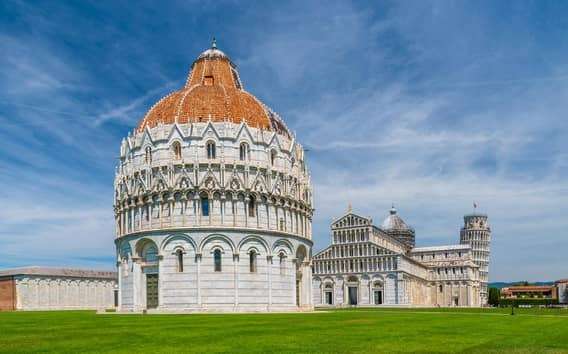 Entrada al baptisterio de Pisa con acceso a la catedral